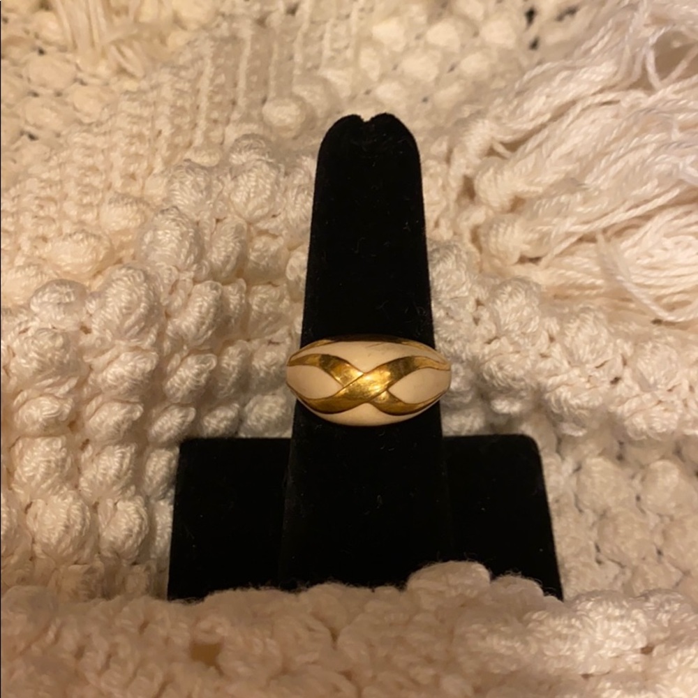 Gold and beige chunky enamel ring Vintage Size 6 1/2 EUC